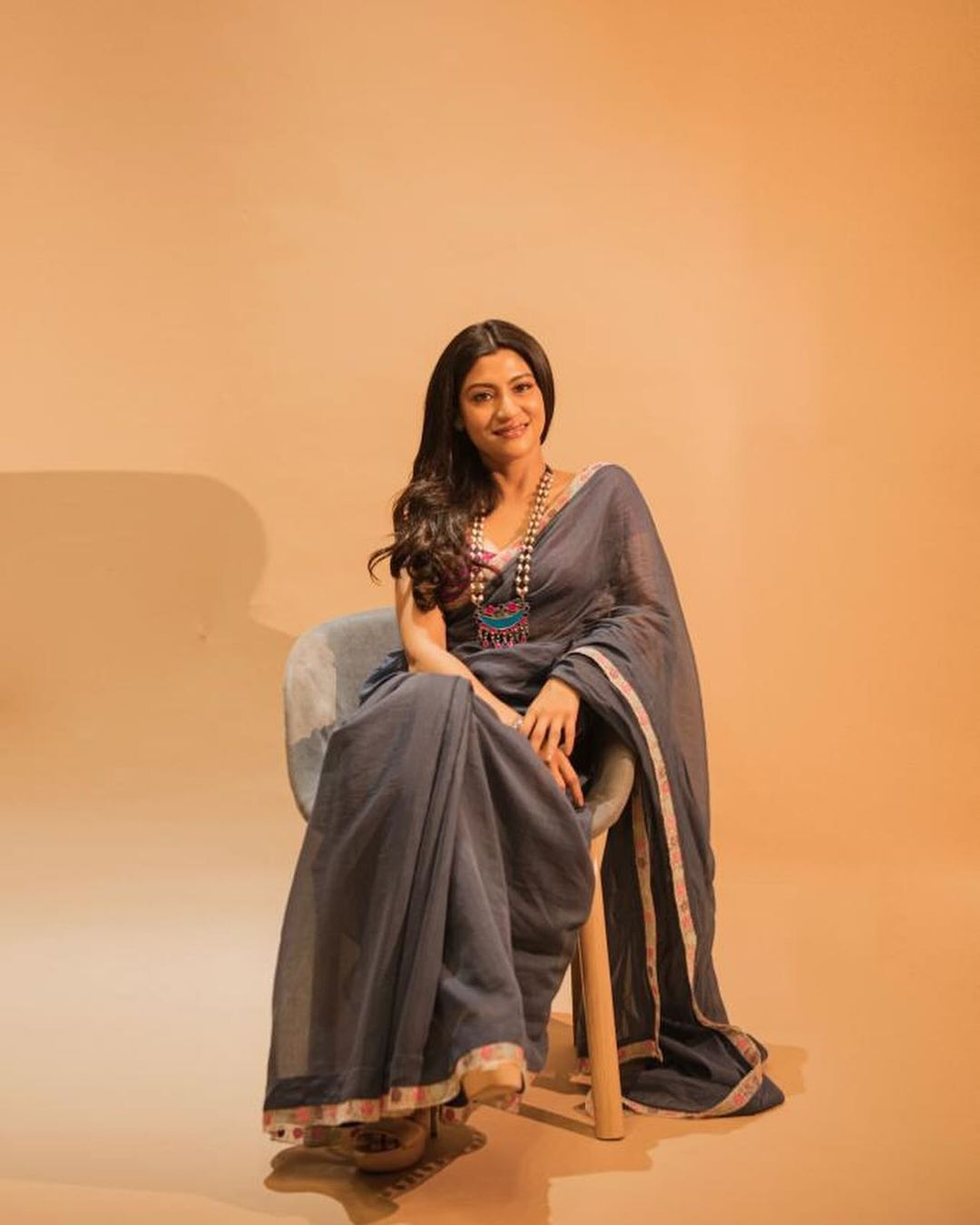 Saree photoshoot poses at home / saree poses for girls & women | Saree poses,  Girl poses, Saree photoshoot