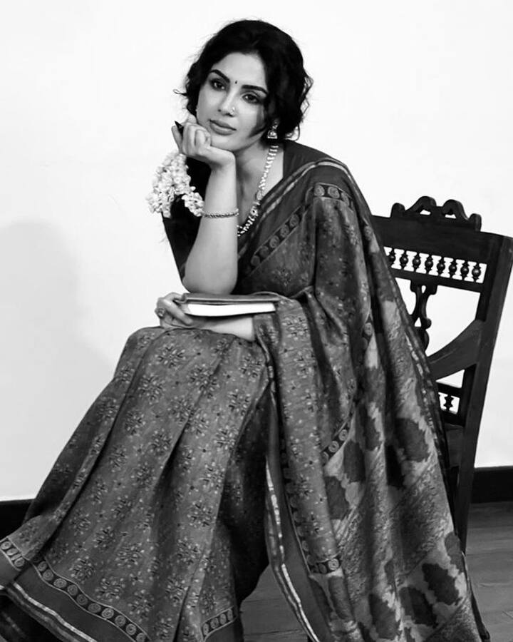 ப்ளாக் அண்ட் வொயிட் விண்டேஜ் லுக்கில் பார்ப்பதற்கு மிகவும் அழகாக இருக்கும் சம்யுக்தாவின் இந்த புகைப்படங்கள் லைக்ஸ்களை அள்ளி வருகிறது