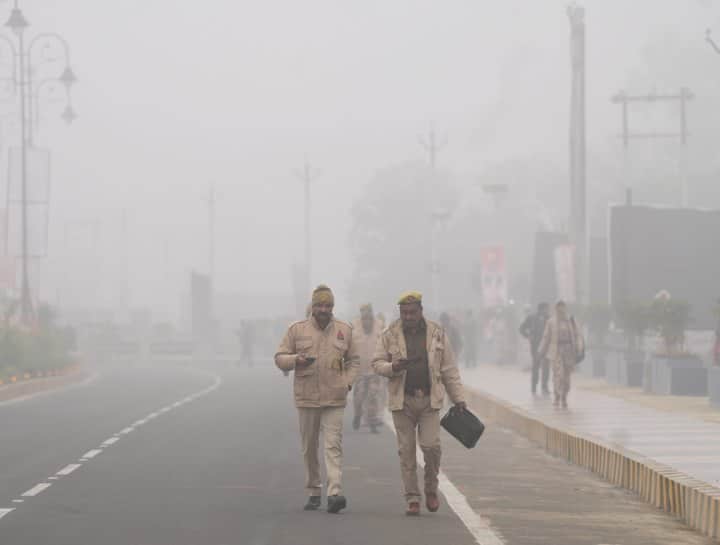 मौसम विभाग ने कहा कि अगले तीन दिनों के दौरान उत्तर पश्चिम और पूर्वी भारत के मैदानी इलाकों के कुछ हिस्सों में घना से बहुत घना कोहरा जारी रहने और उसके बाद धीरे-धीरे कम होने की संभावना है.
