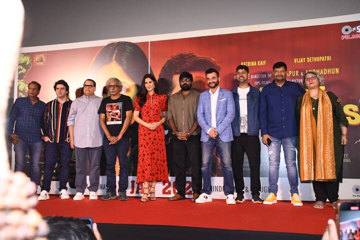 मेरी ख्रिसमस या चित्रपटाच्या संपूर्ण टीमनं या चित्रपटाच्या प्रमोशन इव्हेंटला हजेरी लावली.