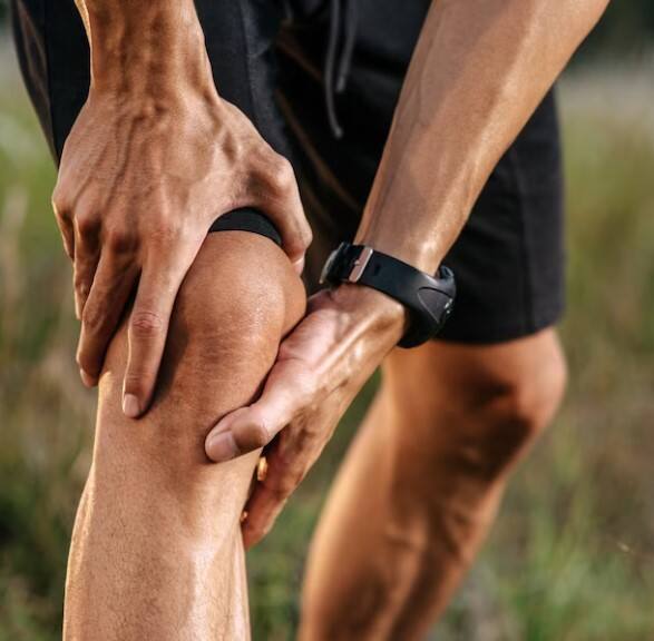 ਅੱਕ ਦੇ ਪੱਤਿਆਂ ਜਾਂ ਤੇਲ ਵਿੱਚ ਸੋਜ ਨੂੰ ਘੱਟ ਕਰਨ ਦੇ ਗੁਣ ਹੁੰਦੇ ਹਨ। ਇਨ੍ਹਾਂ ਪੱਤੀਆਂ ਨੂੰ ਗਰਮ ਕਰਕੇ ਜੋੜਾਂ ਜਾਂ ਗੋਡਿਆਂ 'ਤੇ ਬੰਨ੍ਹਣ ਨਾਲ ਜਿੱਥੇ ਦਰਦ ਹੁੰਦਾ ਹੈ, ਉੱਥੇ ਇਸ ਨਾਲ ਕਾਫੀ ਆਰਾਮ ਮਿਲਦਾ ਹੈ।