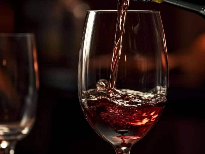 एमडीपीआई के जर्नल 'मोलेक्यूल्स' में पब्लिश एक रिसर्च में कहा गया है कि मध्यम रेड वाइन के सेवन से कुछ कैंसर और पित्त पथरी में कमी आ सकती है. ऐसा इसलिए है क्योंकि उनमें पॉलीफेनोलिक यौगिक होते हैं, और प्रतिदिन दो गिलास वाइन पीने से लंबा और स्वस्थ जीवन मिल सकता है.