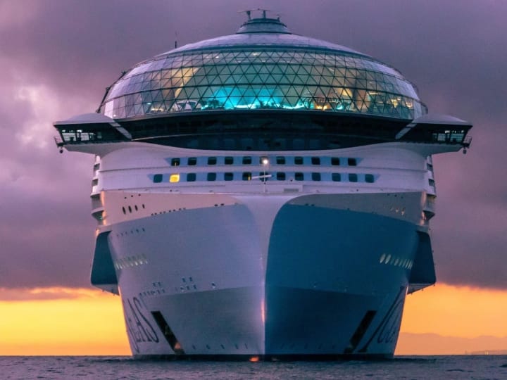 World' Largest Cruise Ship: दुनिया का सबसे बड़ा क्रूज जहाज, आइकॉन ऑफ द सीज , इन दिनों चर्चा का केंद्र बना हुआ है. लॉन्चिंग से पहले ही इसकी तस्वीरें सोशल मीडिया पर सुर्खियां बटोर रहीं हैं.