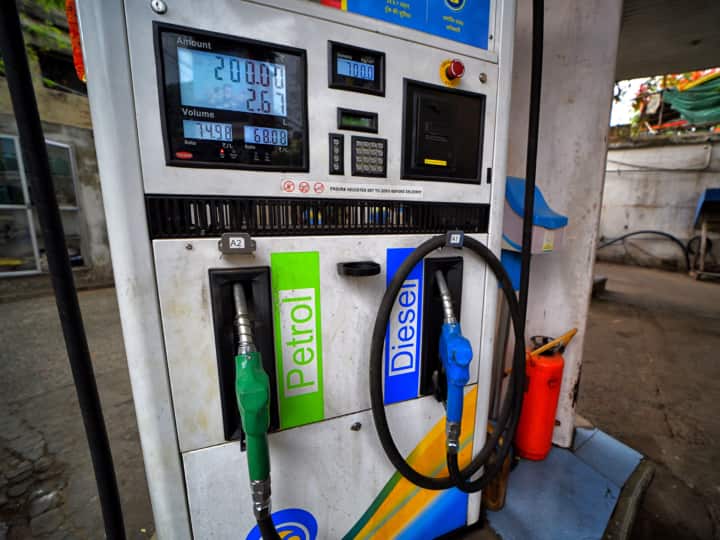 Petrol Diesel Price: आने वाले कुछ ही महीनों में लोकसभा चुनाव का बिगुल बजने वाला है, इससे पहले सोशल मीडिया पर पेट्रोल-डीजल के दाम कम होने की अटकलें लगाई जाने लगीं.