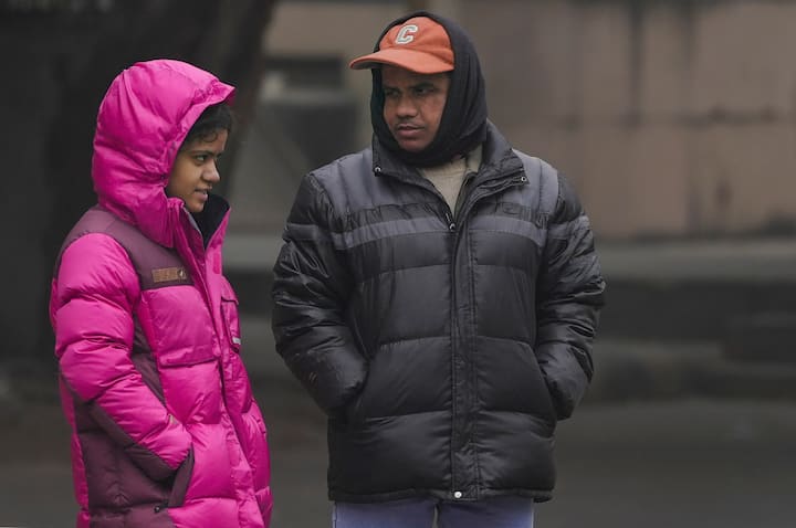 पंजाब के अमृतसर में सामान्य से 5.7 डिग्री कम तापमान रहा. अधिकतम तापमान 11.4 डिग्री दर्ज किया गया. पटियाला में सामान्य से 8.1 डिग्री कम तापमान रहा. अधिकतम तापमान 10.5 डिग्री दर्ज किया गया. लुधियाना में सामान्य से 5.8 डिग्री कम तापमान रहा. अधिकतम तापमान 11 डिग्री दर्ज किया गया.