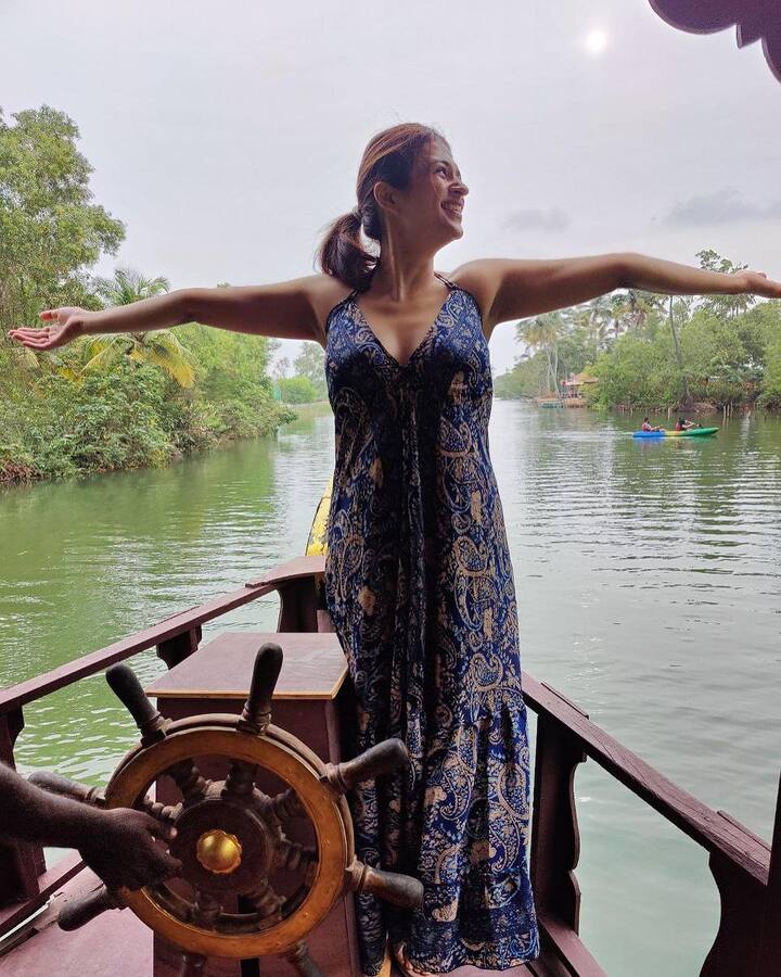 Shraddha Arya Photos: શ્રદ્ધા આર્યા તેના સિઝલિંગ લુકને કારણે ચર્ચામાં રહે છે. સોશિયલ મીડિયા પર તે ઘણીવાર બોલ્ડ અવતારમાં જોવા મળે છે.