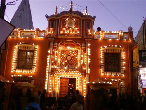 Raghunathji Temple, Varanasi (Image Source: https://www.kulluonline.in/)