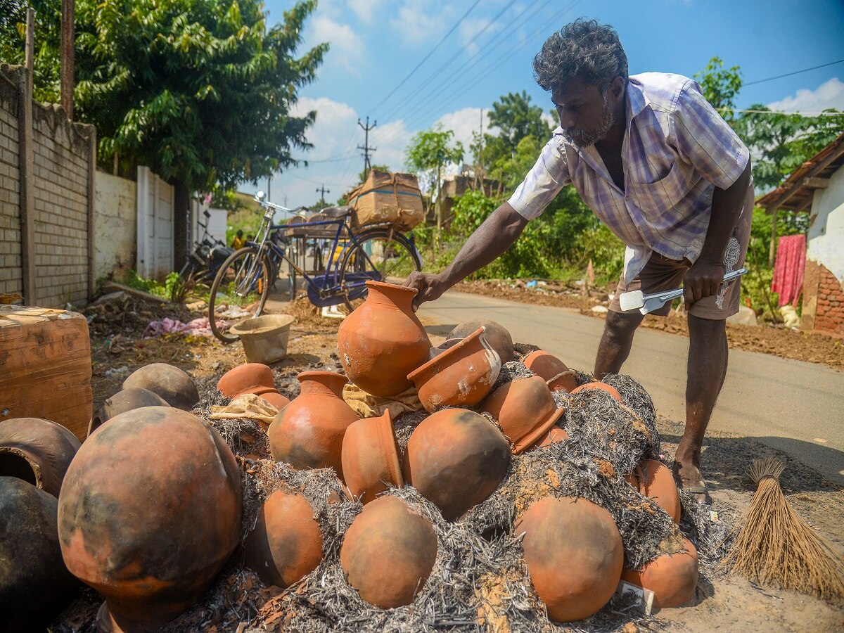 உற்பத்தியும் குறைவு... மூலப்பொருட்கள் விலையும் அதிகரிப்பு: மண்பானை, அடுப்புகள் உற்பத்தியாளர்கள் கவலை