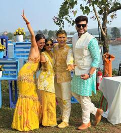 Karan-Tejasswi Pics: दोस्त की  हल्दी में लवबर्ड करण कुंद्रा-तेजस्वी प्रकाश ने मचाया धमाल, येलो साड़ी में बॉयफ्रेंड के साथ पोज देती दिखीं एक्ट्रेस