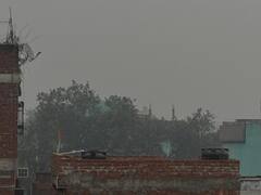 In Pics: बनारस में मौसम ने ली करवट, ठंड और बारिश के बीच दिन में छाया घना कोहरा, देखें तस्वीरें