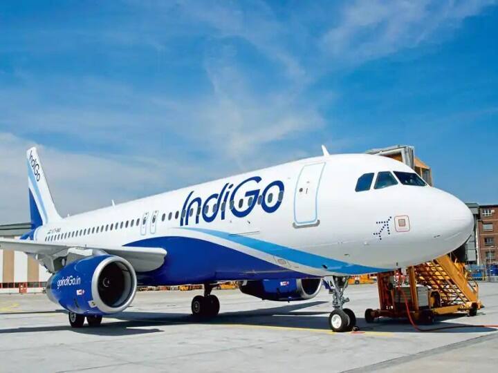 Indigo airlines removes surcharge after 3 months as aviation fuel prices decline ட்ரிப் போக நேரம் வந்தாச்சு! குறைகிறது விமான டிக்கெட் விலை.. படுகுஷியில் மக்கள்