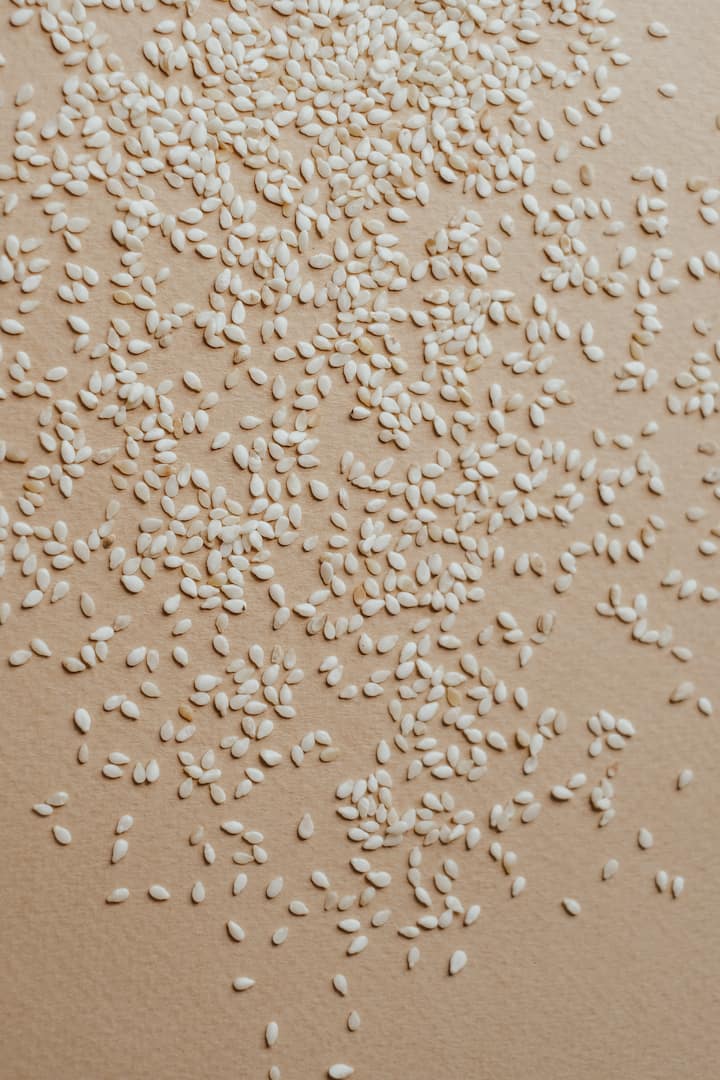 तीळ : हिवाळ्यात तिळाचा वापर खूप फायदेशीर ठरू शकतो. त्याचा अनेक प्रकारे वापरही केला जातो. तीळ शरीराला उबदार ठेवून थंडीपासून वाचवण्याचे काम करते. यामुळे अनेक आजार शरीरापासून दूर राहतात.