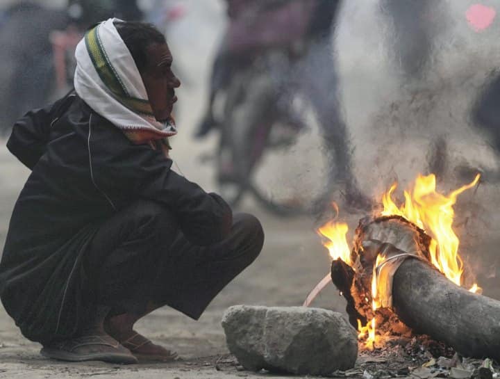 UP Weather IMD Alert: उत्तर प्रदेश में पड़ रही कड़ाके की ठंड से अभी निजात मिलने की कोई संभावना नहीं है. भारतीय मौसम विभाग ने अगले दो दिनों के लिए भीषण सर्दी, घने कोहरे का अलर्ट जारी किया है.