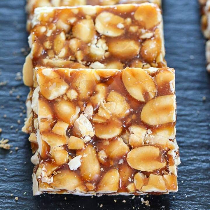 ਗੱਚਕ ਖ਼ਰਾਬ ਕੋਲੇਸਟ੍ਰੋਲ ਨੂੰ ਘਟਾਉਣ ‘ਚ ਮਦਦਗਾਰ ਹੁੰਦੇ ਹਨ ਜੋ ਦਿਲ ਦੀਆਂ ਬਿਮਾਰੀਆਂ ਦੇ ਖ਼ਤਰੇ ਨੂੰ ਬਹੁਤ ਹੱਦ ਤਕ ਘਟਾਉਂਦੀ ਹੈ। ਇਹ ਹਾਰਟ ਅਟੈਕ ਦੇ ਖ਼ਤਰੇ ਨੂੰ ਵੀ ਘਟਾਉਂਦੀ ਹੈ