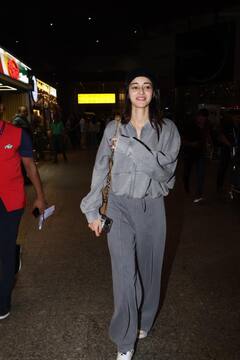 Aditya-Ananya Pics: लंदन में न्यू ईयर सेलिब्रेट करके वापस लौटे अनन्या पांडे और आदित्य रॉय कपूर, एयरपोर्ट पर अलग-अलग हुए स्पॉट