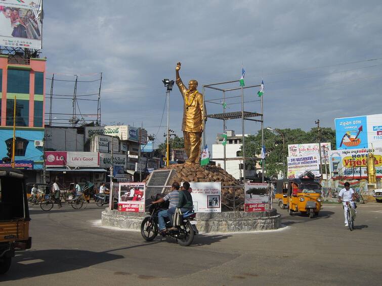 Srikakulam Politics CM Jagan getting confused while appointing new incharges in srikakulam Srikakulam Politics: ఇక్కడ సీనియర్లు అడ్డొస్తున్నారు - జగన్‌కు తలనొప్పిగా శ్రీకాకుళం!