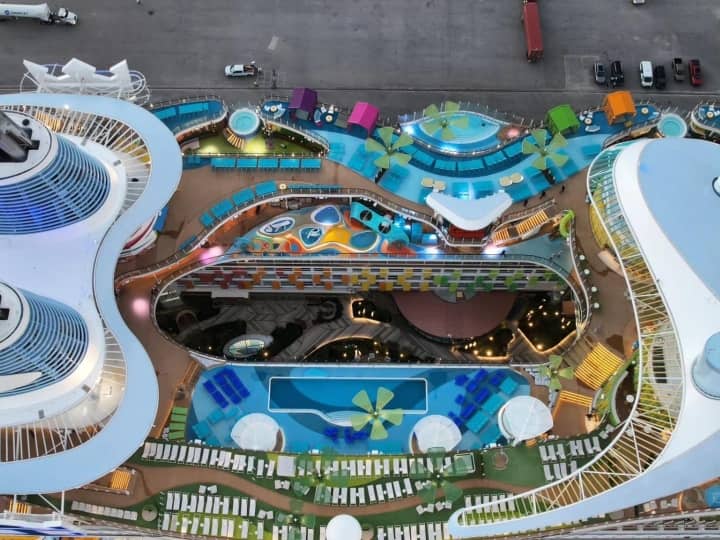 डेब्यू से पहले यह जहाज प्यूर्टो रिको में देखा गया. इसमें लगभग 5,610 यात्री और 2,350 चालक दल के सदस्य बैठ सकते हैं. न्यूयॉर्क पोस्ट की रिपोर्ट के अनुसार, पोंस, प्यूर्टो रिको में स्थानीय लोगों और आगंतुकों को विशाल जहाज की एक झलक दिखाई गई.