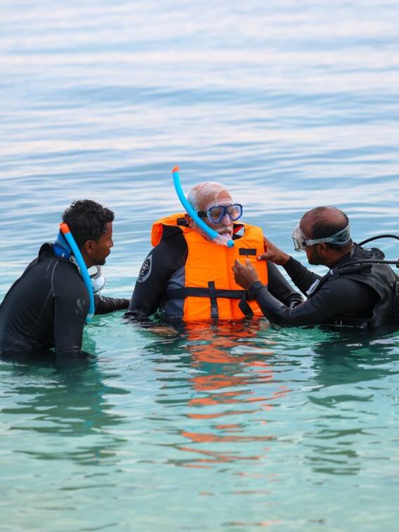पीएम मोदी का समुद्र में स्नॉर्कलिंग, बीच पर मॉर्निंग वॉक, देखें अलग अंदाज