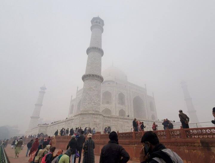 उत्तर प्रदेश में 4 से 6 जनवरी तक भारी ठंड का अलर्ट जारी किया गया है. राज्य के कई जिलों में 6 जनवरी तक स्कूलों की छुट्टी भी है. आगरा में ताजमहल के दीदार भी मुश्किल से हो रहे हैं.