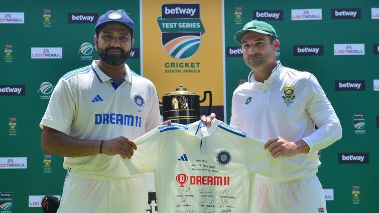 IND vs SA 2nd Test: Dean Elgar gifted signed Indian jersey by Rohit Sharma, Virat Kohli on his final test IND vs SA 2nd Test: কেরিয়ারের শেষ টেস্টে বিশেষ উপহার, এলগারের হাতে ভারতীয় জার্সি তুলে দিলেন রোহিত, বিরাট