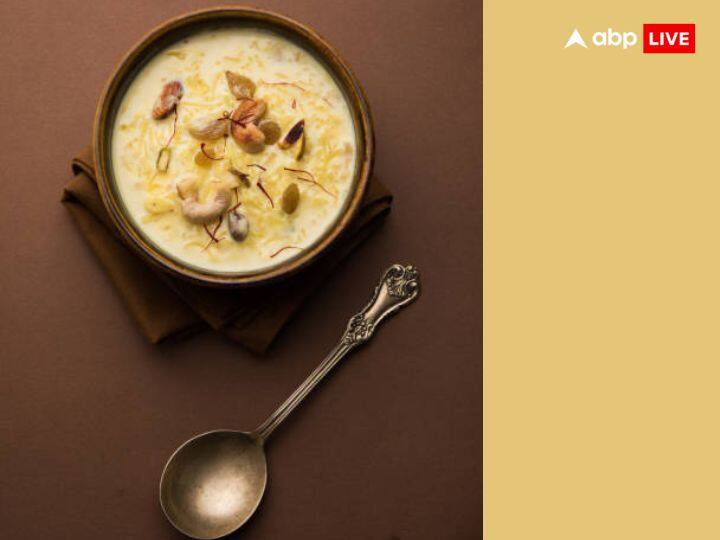 मां लक्ष्मी को सफेद चीज का भोग लगाना चाहिए. सफेद रंग मां लक्ष्मी को अति प्रिय है. शुक्रवार के दिन अगर आप लक्ष्मी जी की कृपा पाना चाहते हैं तो आप मां को खीर का भोग जरुर लगाएं. खीर मां लक्ष्मी को अति प्रिय हैं.