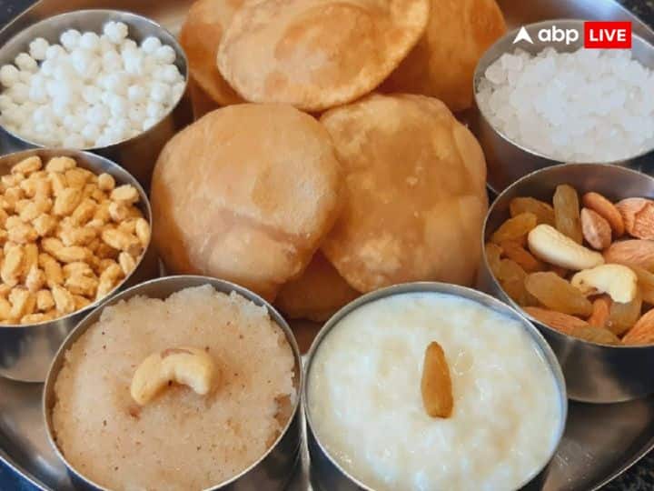 साथ ही मां लक्ष्मी को हलवे का प्रसाद बहुत प्रिय है. शुक्रवार के दिन मां लक्ष्मी के लिए हलवे में प्रसाद देसी घी में बनाएं.