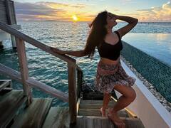 Eesha Rebba Photos : బుల్లి స్కర్ట్ వేసుకుని.. సన్​సెట్​లో ఎంజాయ్ చేస్తున్న ఈషా రెబ్బా