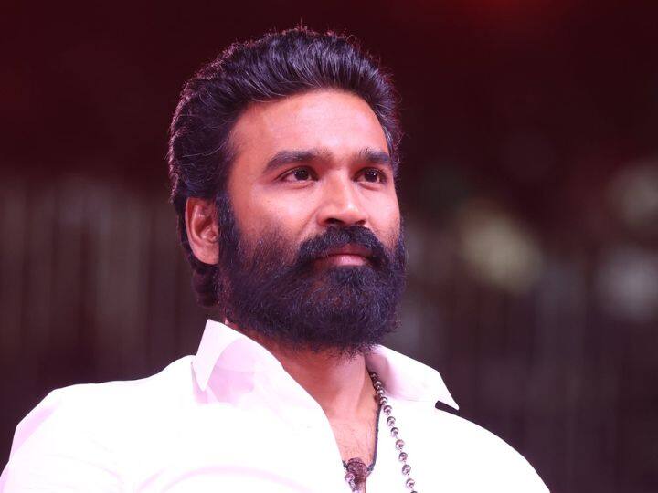 முன்னாள் நடிகர்களான புனித் ராஜ்குமார், விஜயகாந்த் உள்ளிட்டோருக்கு மெளன அஞ்சலி செலுத்திய பின்னர் நிகழ்ச்சி தொடங்கியது.மேடையில் ஏறிய தனுஷ், விஜயகாந்தின் “ராசாத்தி உன்ன காணாத நெஞ்சு” பாடலை பாடினார்.