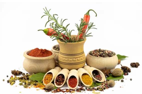 જાન્યુઆરીમાં ઠંડીમાં વધારો થયો છે. આવી સ્થિતિમાં અનેક બીમારીઓનો ખતરો વધી ગયો છે. તેથી વ્યક્તિએ શરીરને અંદરથી ગરમ રાખવાનો પ્રયાસ કરવો જોઈએ. આ સિઝનમાં ખોરાક ખૂબ જ મહત્વપૂર્ણ બની જાય છે. તમારા રસોડામાં ઘણી બધી શાનદાર વસ્તુઓ છે જે તમને સ્વસ્થ રાખી શકે છે. તમારા આહારમાં આ વસ્તુઓ (વિન્ટર હોમ રેમેડીઝ) નો સમાવેશ કરીને, તમે ઘણી સમસ્યાઓ અને રોગોથી બચી શકો છો.