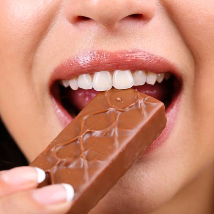 ਟੌਫੀ ਜਾ ਚੌਕਲੇਟ ਮੂੰਹ ਵਿੱਚ ਖੰਡ ਦੀ ਉੱਚ ਮਾਤਰਾ ਪ੍ਰਦਾਨ ਕਰਦਾ ਹੈ ਜੋ ਬੈਕਟੀਰੀਆ ਦੇ ਵਿਕਾਸ, ਪਲੇਕ ਅਤੇ ਮਸੂੜਿਆਂ ਦੀ ਬਿਮਾਰੀ ਵਿੱਚ ਯੋਗਦਾਨ ਪਾਉਂਦਾ ਹੈ। ਮੂੰਹ ਵਿੱਚ ਬੈਕਟੀਰੀਆ ਚੀਨੀ ਨੂੰ ਐਸਿਡ ਵਿੱਚ ਬਦਲਦੇ ਹਨ, ਜੋ ਦੰਦਾਂ ਦੀ ਸਤਹ ਨੂੰ ਖਾ ਜਾਂਦੇ ਹਨ। ਇਸ ਨਾਲ ਦੰਦਾਂ ਦਾ ਸੜਨ ਅਤੇ ਕੈਵਿਟੀ ਹੋ ਜਾਂਦੀ ਹੈ।