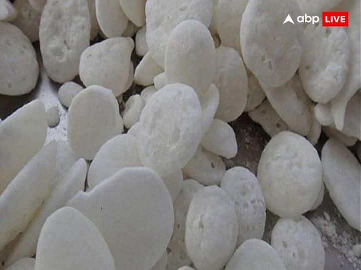 अगर आप हलवे, खीर का प्रसाद नहीं बना पा रहें तो मां लक्ष्मी जी को नारियल चढ़ाएं. नारियल को श्रीफल भी कहा जाता है. ये मां लक्ष्मी को बहुत प्रिय है. साथ ही बताशे भी मां लक्ष्मी जी को अति प्रिय है. आप बताशे का भी भोग लगा सकते हैं.