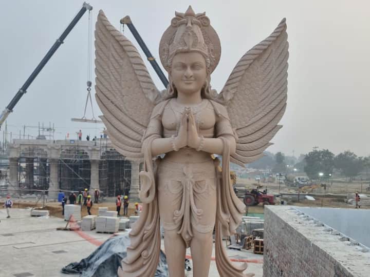 According to Shri Ram Janmbhoomi Teerth Kshetra, these Murtis, have been sculpted from pink sandstone sourced from Rajasthan’s Bansi Paharpur village. (Image Source: Manogya Lohewal)