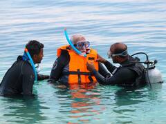 पीएम मोदी ने समुद्र में लगाई डुबकी, बीच की देखें दिलचस्प तस्वीरें