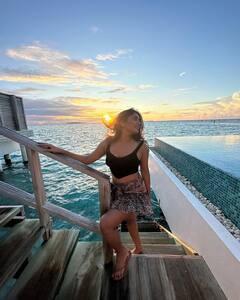 Eesha Rebba Photos : బుల్లి స్కర్ట్ వేసుకుని.. సన్​సెట్​లో ఎంజాయ్ చేస్తున్న ఈషా రెబ్బా