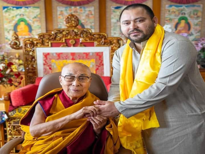 Tejashwi Yadav met Dalai Lama: पर्यटक विभाग की ओर से सौंदर्यीकरण तथा श्रद्धालुओं की व्यवस्था को लेकर तेजस्वी यादव गुरुवार को बोधगया पहुंचे. इस दौरान वो बौद्ध धर्म गुरु दलाई लामा से मिले.