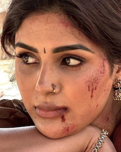 Samyuktha Menon Photos : வாத்தி நடிகையா இது? ஹார்ட்டின்களை பறக்கவிடும் சம்யுக்தா மேனனின் லேட்டஸ்ட் லுக்!