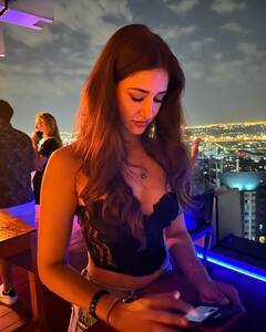 Disha Patani Photos : நாகினி நடிகையுடன் பேங்காக் வீதிகளில் உலாவும் நடிகை தீஷா பதானி..!