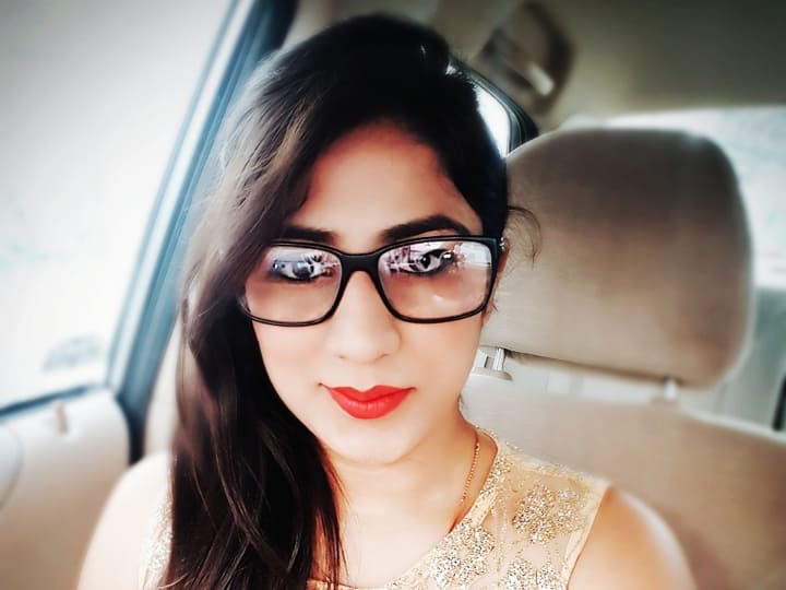 सीसीटीवी फुटेज में अभिजीत सिंह और अन्य लोग कंबल में लिपटे एक शव को घसीटते हुए दिख रहे हैं. पूछताछ में अभिजीत ने पुलिस को बताया कि पाहुजा के मोबाइल में कुछ आपत्तिजनक तस्वीरें थीं. अभिजीत पासवर्ड मांग रहा था और जब दिव्या ने इससे इनकार कर दिया तो उसने कथित तौर पर उसकी गोली मारकर हत्या कर दी.