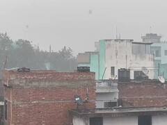 In Pics: बनारस में मौसम ने ली करवट, ठंड और बारिश के बीच दिन में छाया घना कोहरा, देखें तस्वीरें