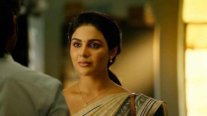 வாத்தி படத்தில் தனுஷுக்கு ஜோடியாக நடித்து தமிழ் ரசிகர்கள் மத்தியில் பிரபலமானவர் சம்யுக்தா மேனன்.