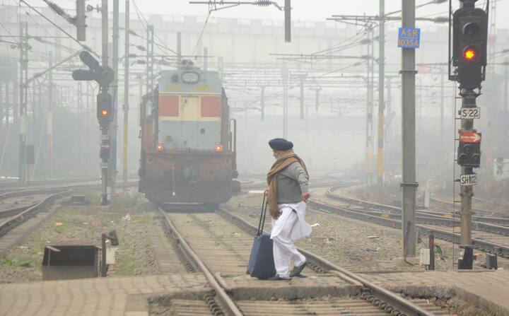 गुरुवार को सुबह 8:30 बजे दिल्ली के आया नगर में दृश्यता 50 मीटर रही. पालम और सफदरजंग में विजिबिलिटी 500 मीटर दर्ज की गई. दूसरी तरफ पंजाब, हरियाणा और चंडीगढ़ के अलग-अलग इलाकों में सुबह और शाम घना कोहरा छाया रहा और इस दौरान यहां भी दृश्यता 50 मीटर रह गई.