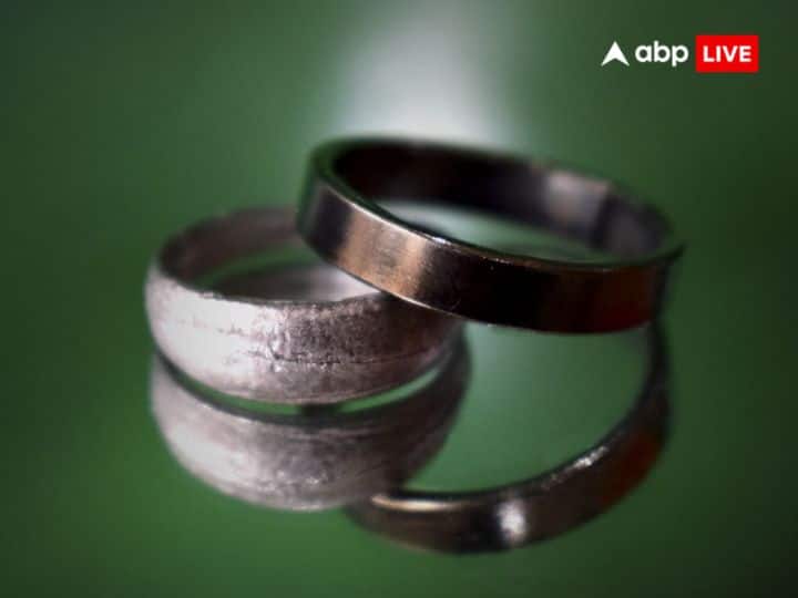 घोड़ की नाल का छल्ला: लोहे के साथ ही घोड़े की नाल से बना छल्ला भी शनि ग्रह के लिए लाभकारी माना जाता है. घोड़े की नाल से बना छल्ला धारण करने से शनि की साढ़े साती और ढैय्या से भी राहत मिलती है.