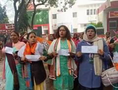 वाराणसी में महिला कांग्रेस कार्यकर्ताओं का जोरदार प्रदर्शन, बीएचयू की छात्रा के लिए की न्याय की मांग