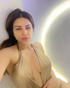 Shama Sikander PHOTO: ફ્રોન્ટ કટ ડ્રેસમાં ક્લિવેજ ફ્લોન્ટ કરતી જોવા મળી શમા સિકંદર