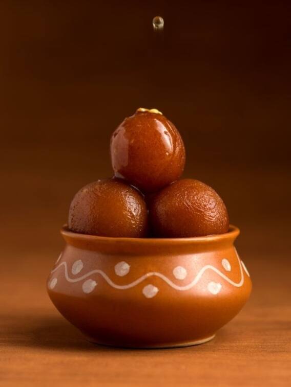 ठंडा या गर्म, गुलाब जामुन कैसे खाने चाहिए?