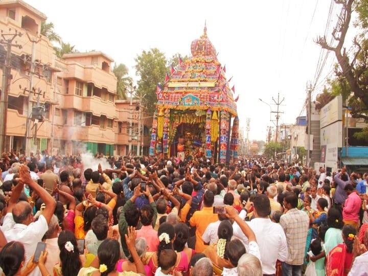Madurai Meenakshiyamman Temple Ashtami Chappara Festival devotees sing Bhakti Kosham on the way to Sami Darshan - TNN Madurai Temple: மதுரை மீனாட்சியம்மன் கோயில் அஷ்டமி சப்பர விழா - வழிநெடுகிலும் ஆயிரக்கணக்கான பக்தர்கள் சாமி தரிசனம்