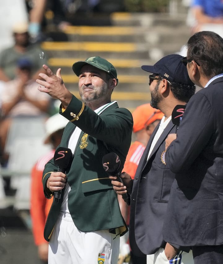 তেম্বা বাভুমা (Temba Bavuma) চোটের জন্য ছিটকে যাওয়ায় তাঁর কাঁধে উঠেছে নেতৃত্বের গুরুদায়িত্ব। কেরিয়ারের শেষ টেস্ট ম্যাচ খেলতে নেমে ভারতের বিরুদ্ধে টস জিতে ব্যাটিংয়ের সিদ্ধান্ত নেওয়ার পর দক্ষিণ আফ্রিকার (IND vs SA) অধিনায়ক ডিন এলগার কি ঘুণাক্ষরেও আঁচ পেয়েছিলেন যে, কী বিপর্যয় তাঁর দলের জন্য অপেক্ষা করে রয়েছে?