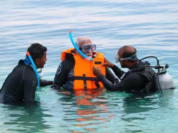 પીએમ મોદીએ ઈન્સ્ટાગ્રામ પર શેર કરેલા ફોટામાં બે લાઈફગાર્ડ તેમને સ્નોર્કલિંગમાં મદદ કરી રહ્યા છે.