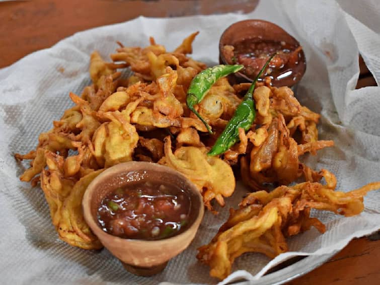 Aloo Palak Pakoda Recipe Make it home on breezy day Check out Aloo Palak Pakoda: மொறு மொறுன்னு சுவையான பாலக்கீரை பகோடா ரெசிபி - ட்ரை பண்ணுங்க!