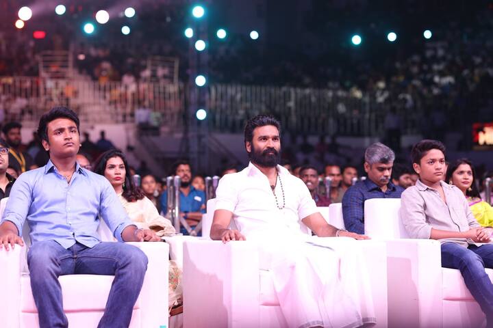 படக்குழுவினருடன் தனுஷின் மகன்களாகிய யாத்ரா, லிங்கா ஆகியோரும் கலந்துகொண்டனர்.